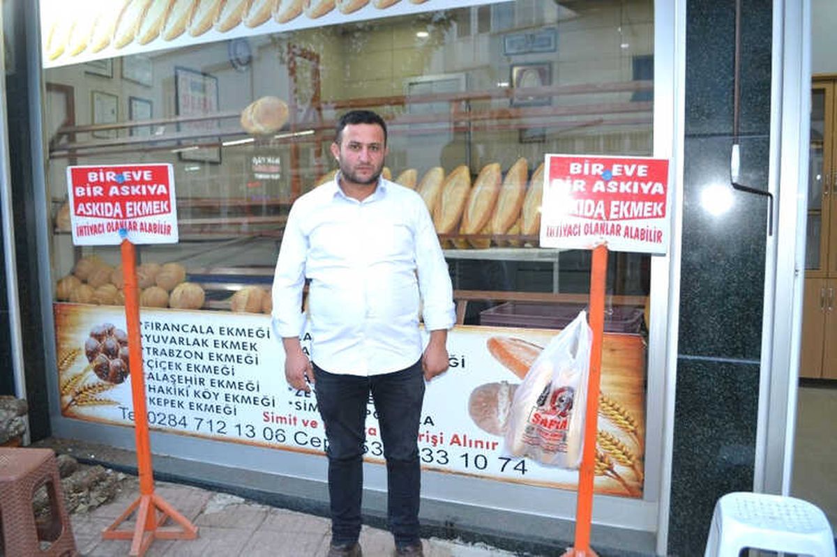 Askıdaki Ekmekler İhtiyaç Sahiplerine Ücretsiz