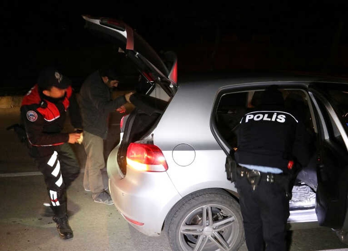 Balıkesir\'de Yapılan \'Huzur\' Uygulaması Yapıldı: 12 Aranan Kişi Yakalandı