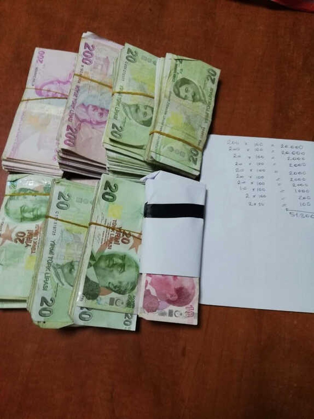 Camı Kırdı, 50 Bin TL\'yi Çaldı