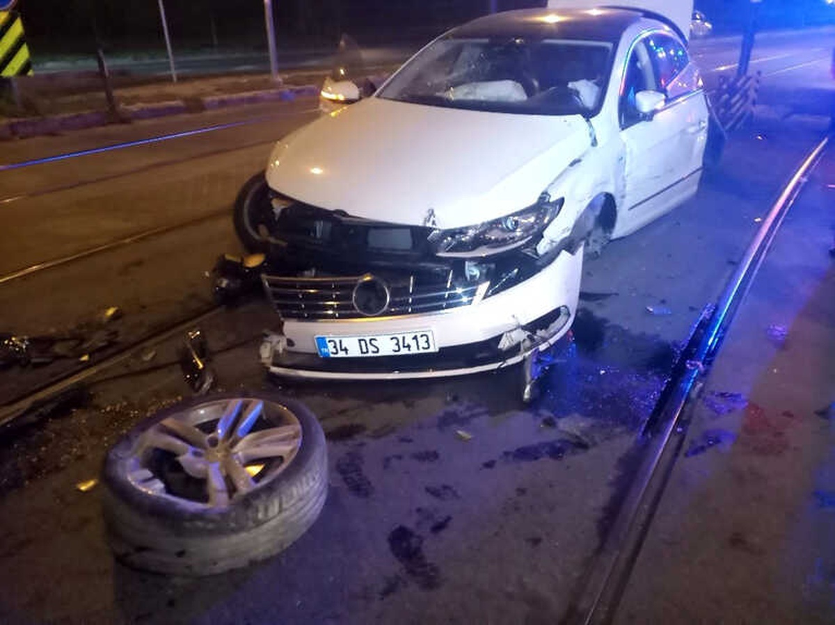 Cevizlibağ\'da Otomobil Tramvaya Çarptı: 2 Yaralı