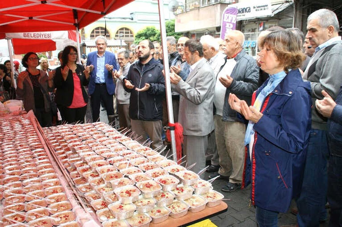 Devrek\'te Mahalle ve Esnafların Katkıları ile Aşure Programı Düzenlendi