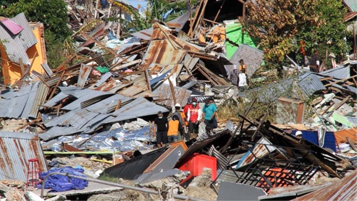 Endonezya\'daki Depremde Ölü Sayısı 1558 Oldu