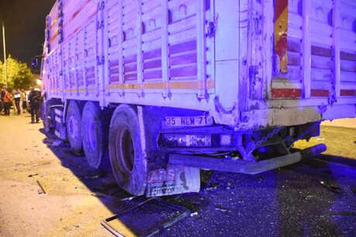 Hafif Ticari Araç, Park Halindeki Kamyon Çarptı: 1 Ölü, 1 Yaralı