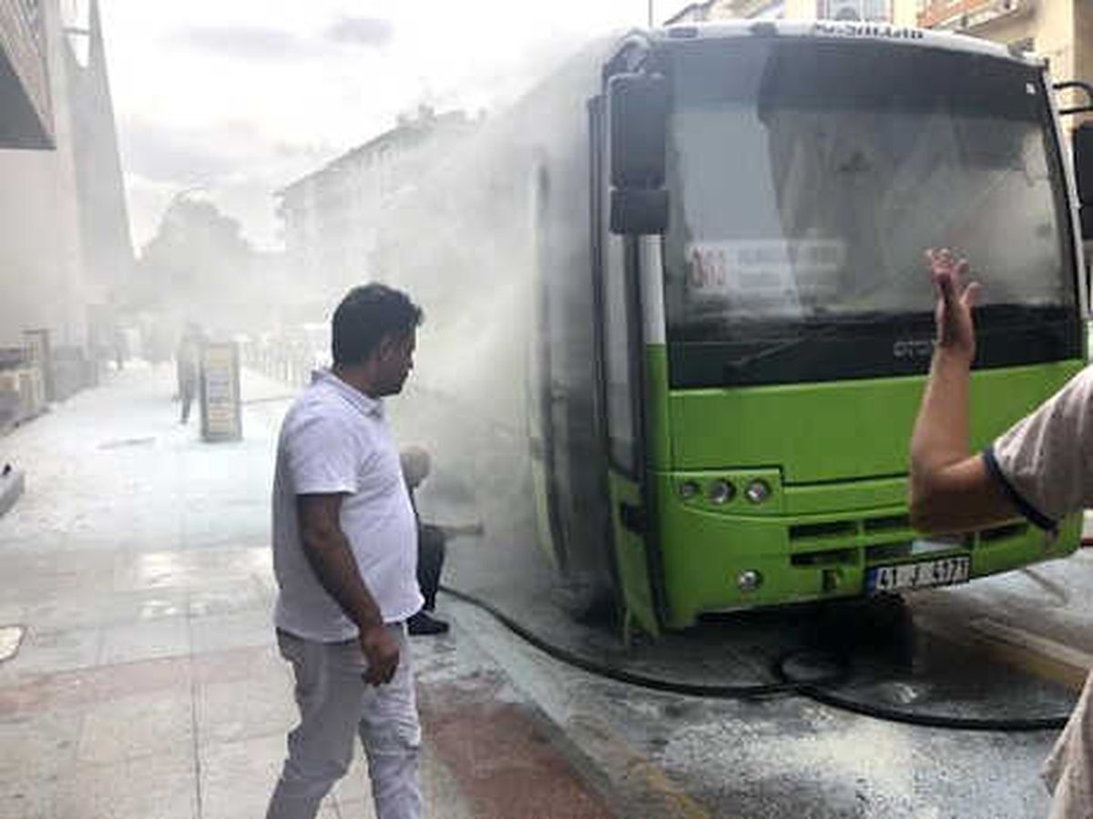 Halk Otobüsünün Motoru Yandı