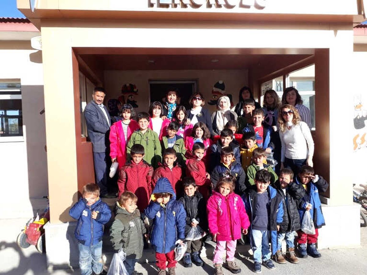 Hayırsever Bayanlardan Bin Öğrenciye Kıyafet ve Kırtasiye Desteği