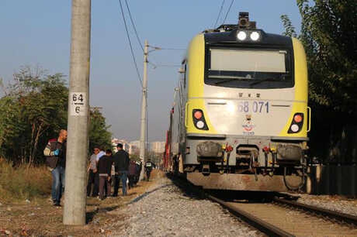 Hemzemin Geçitte Tren Çarpan 4 Çocuk Annesi Öldü