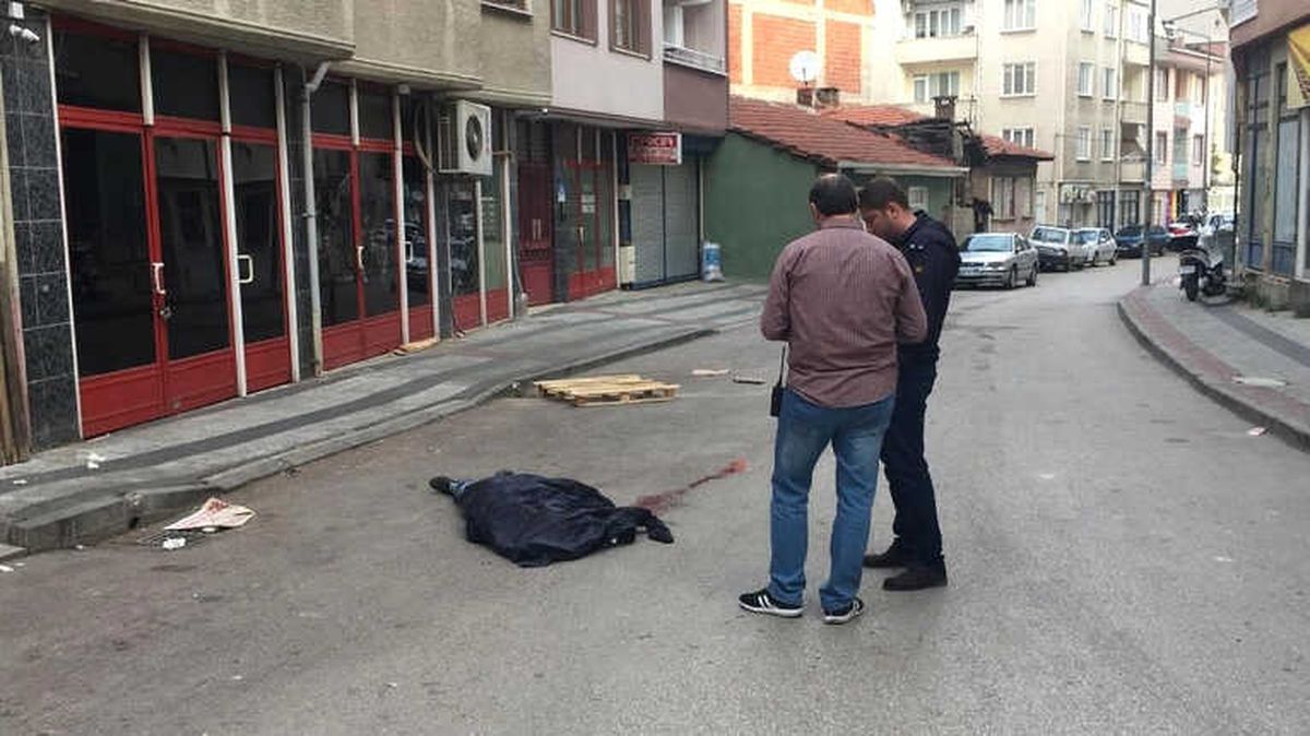 Bursa\'da Kadın Yüzünden Cinayet...herkesin Gözü Önünde Bıçaklanarak Öldürüldü
