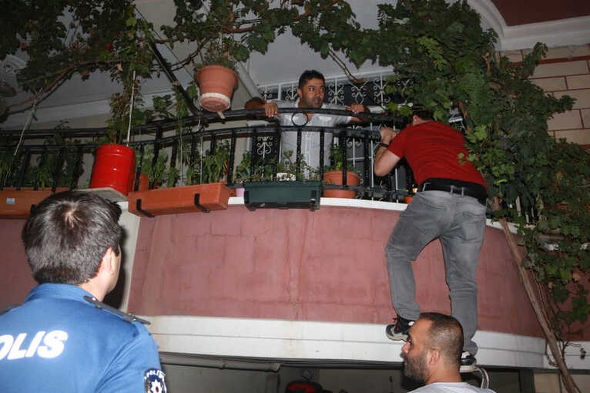 Hırsız İçeride\' İhbarı Polisi Balkona Tırmandırdı