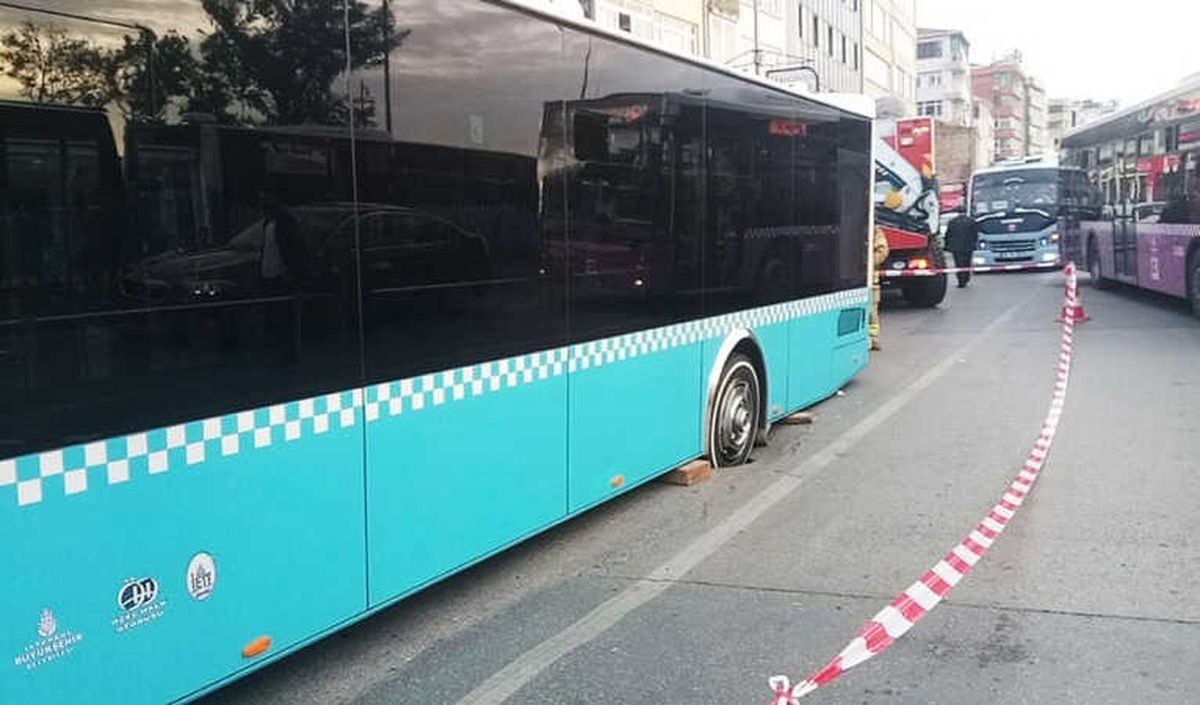 Kadıköy\'de Yol Çöktü, Özel Halk Otobüsünün Tekeri İçine Düştü