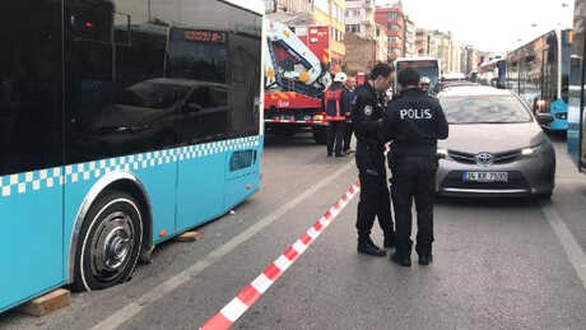 Kadıköy\'de Yolda Çökme: Otobüs Mahsur Kaldı (1)