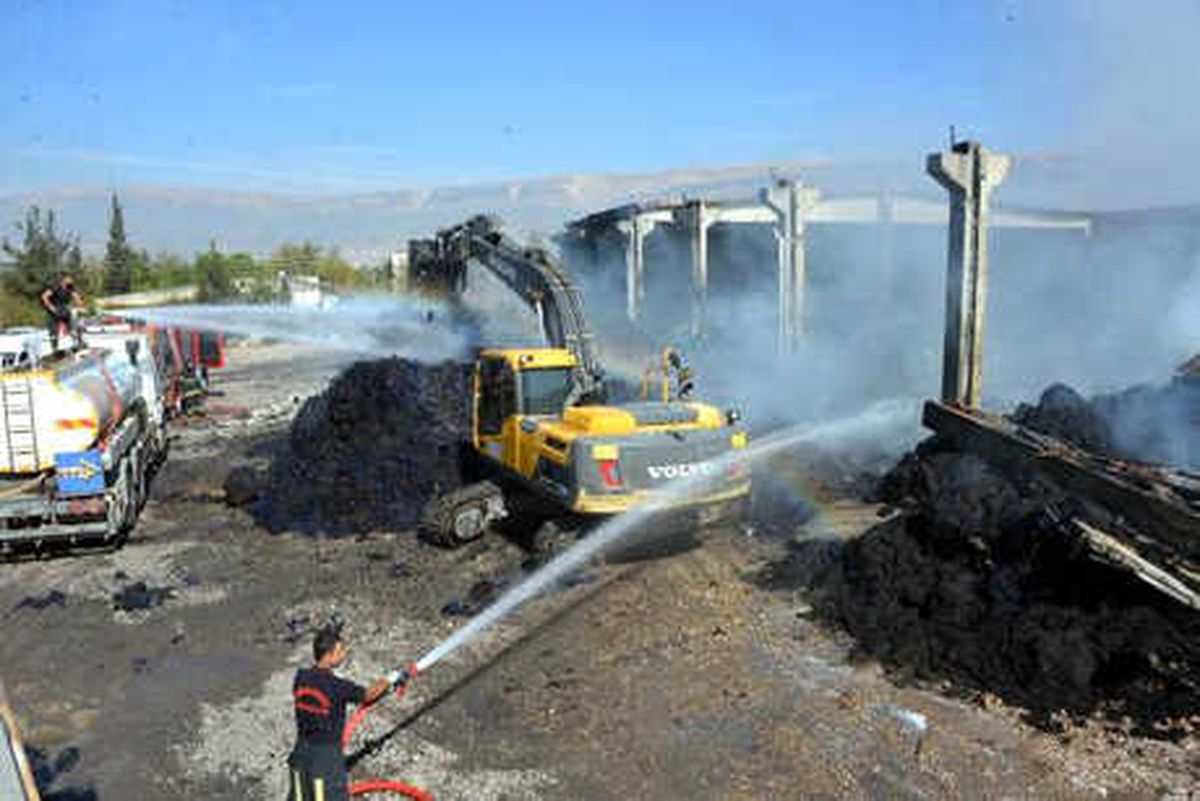 Kahramanmaraş\'taki Fabrika Yangınında Soğutma Çalışması Sürüyor