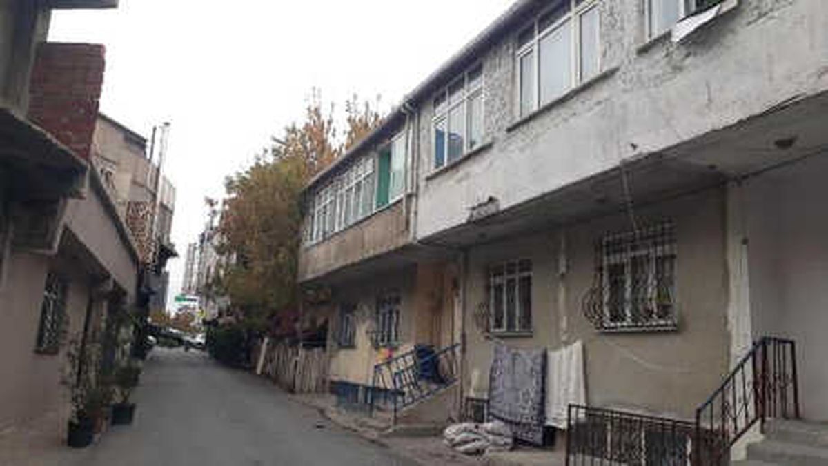 Karısının Boğazını Satırla Kesti