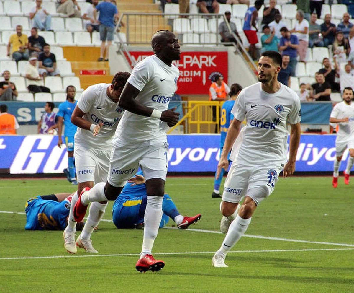 Kasımpaşa, Göztepe\'yi Ağırlıyor
