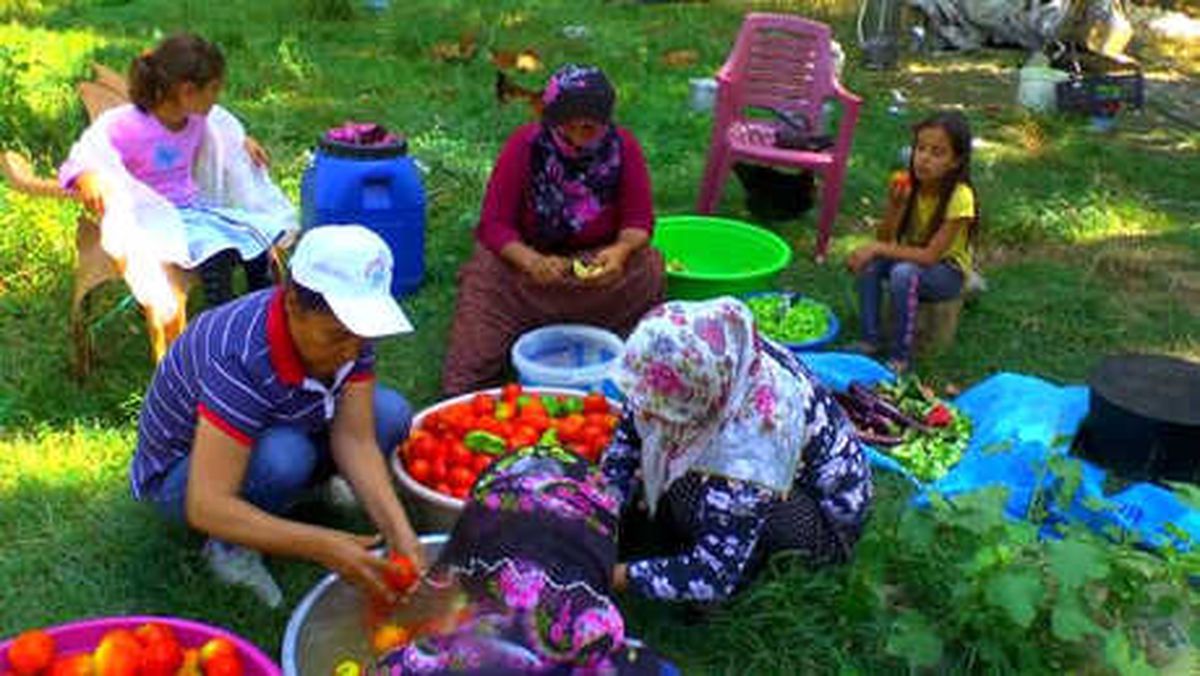 Köyde İmece Usulü Konserve Yapımı