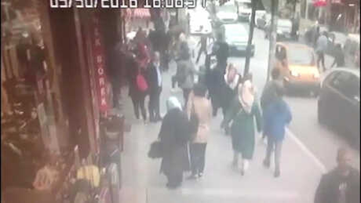 Küçükçekmece\'de Polisten Kaçan Şüpheli Kaldırımdaki Yayaları Böyle Ezdi (1)
