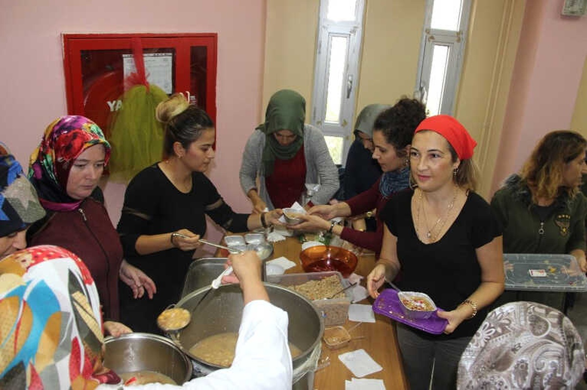 Öğrencilerin Ağızları Aşure ile Tatlandırıldı