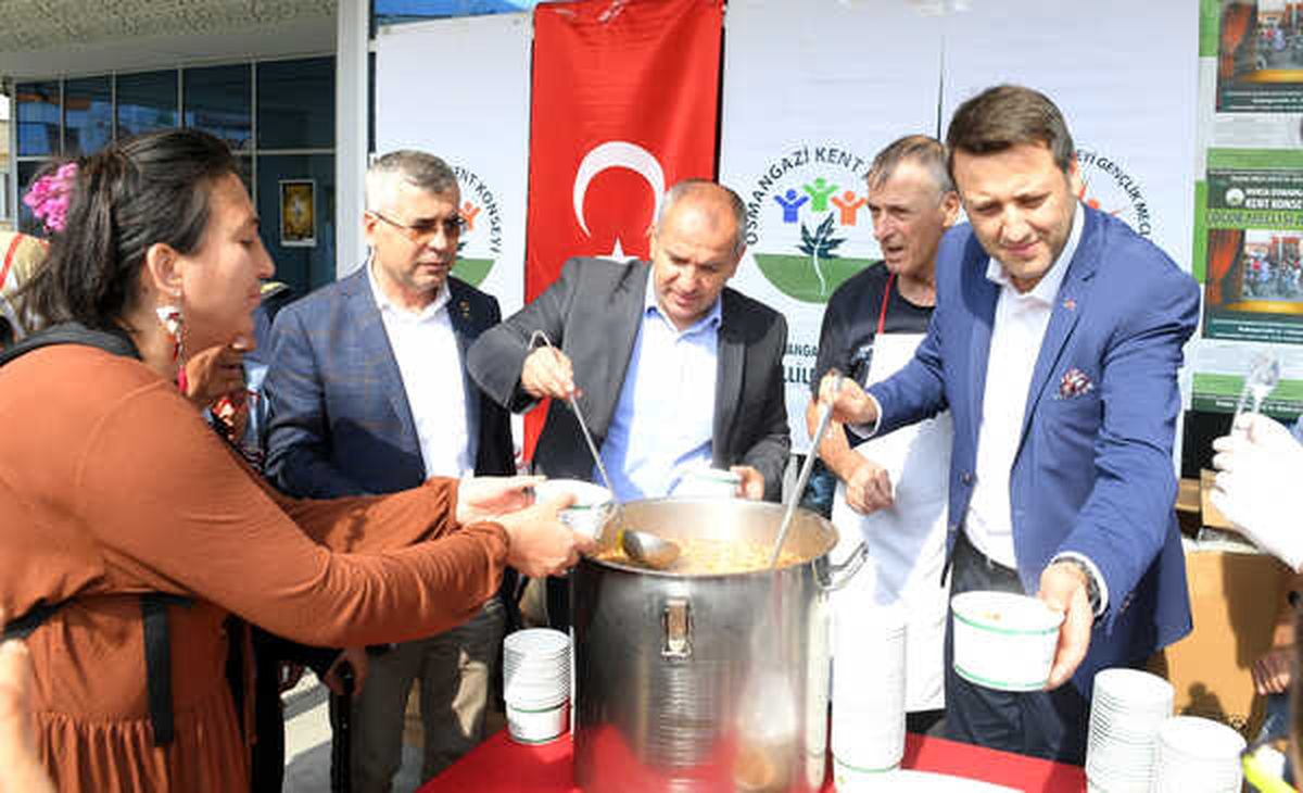 Osmangazi Kent Konseyi Aşure Dağıttı