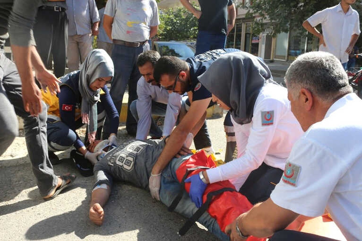 Otomobil ile Elektrikli Bisiklet Çarpıştı: 2 Yaralı
