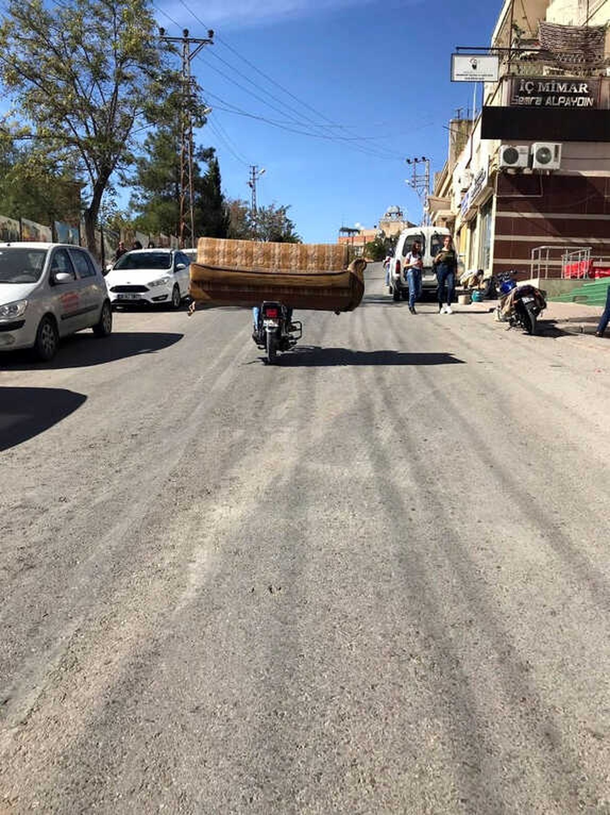 Motosikletle Kanepe Taşıyan Sürücü Pes Dedirtti