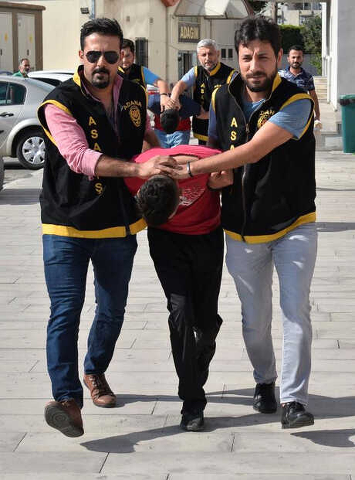 Polis, Sahte Kadın Hesabı Açıp, Kapkaççıları Yakaladı