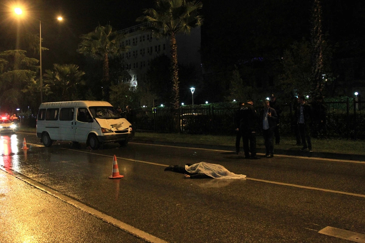 Samsun\'da Minibüs Yayalara Çarptı: 1 Ölü, 1 Yaralı