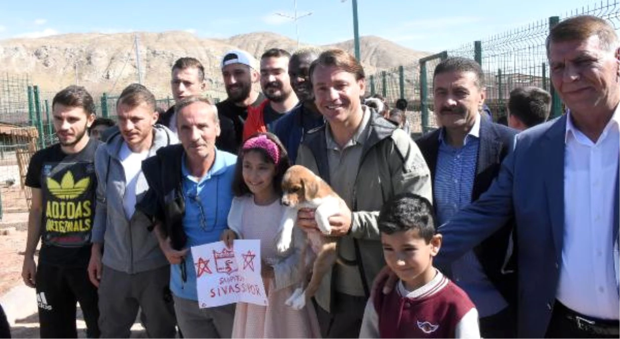 Sivasspor Teknik Direktörü Tuna: "Hayvanları Sahiplenelim"
