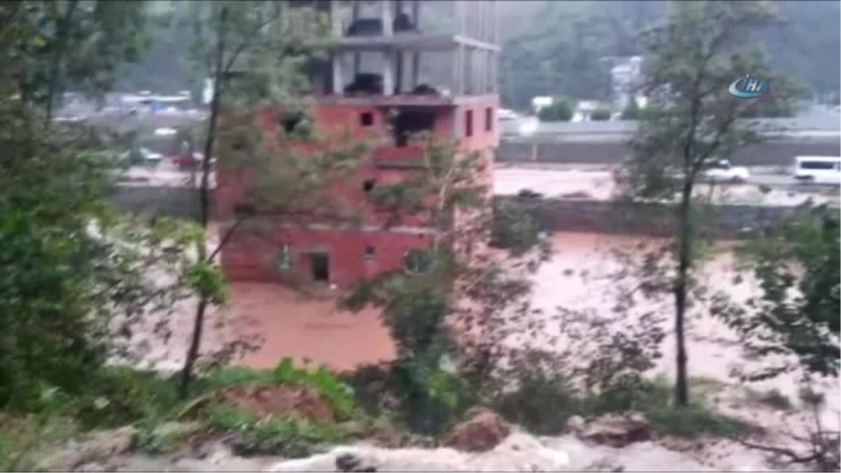 Trabzon\'da Sağanak Yağış Etkili Oluyor