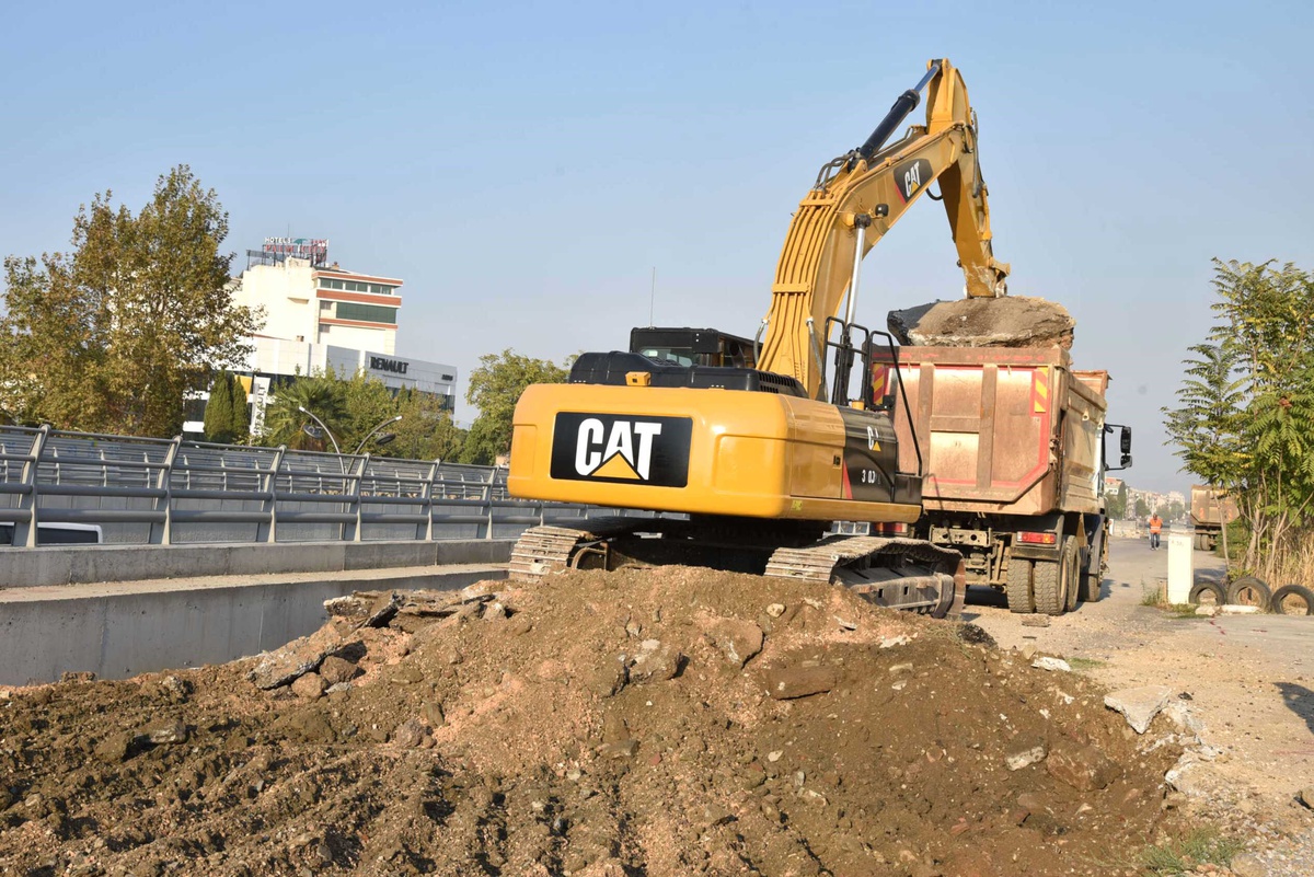 Turgutlu Köprülü Kavşağının Yan Yol Çalışmaları Başladı