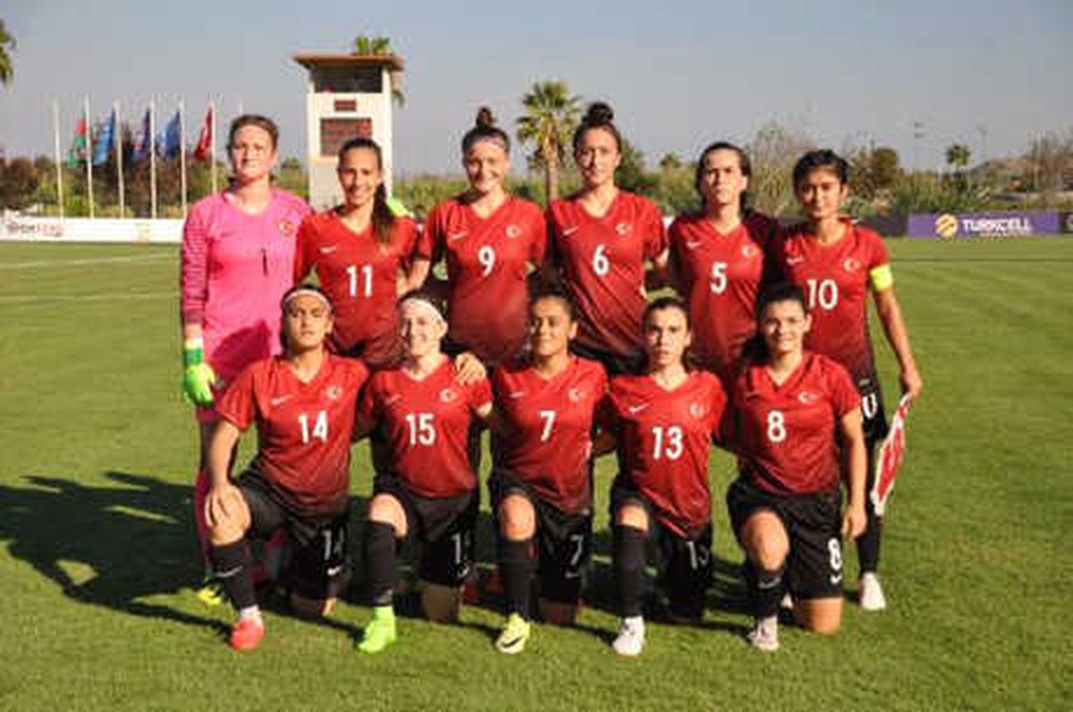 Türkiye, Azerbaycan\'ı 2-0 Mağlup Etti