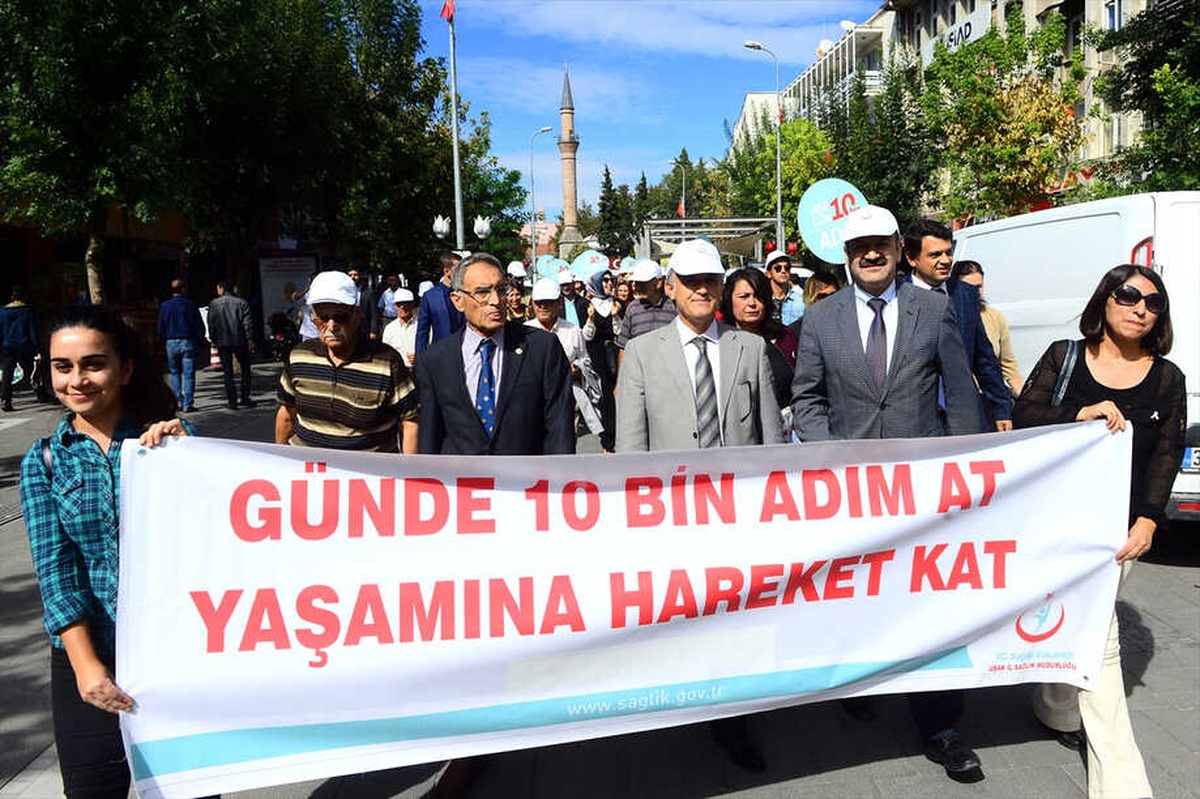 Uşak\'ta Kansere Karşı Farkındalık Yürüyüşü Yapıldı