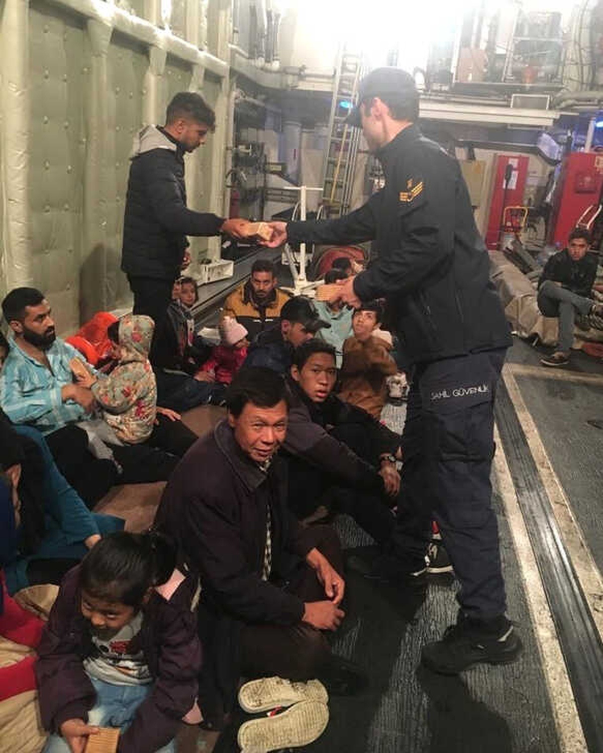 56 Göçmen ve 5 Göçmen Kaçakçısı Yakalandı