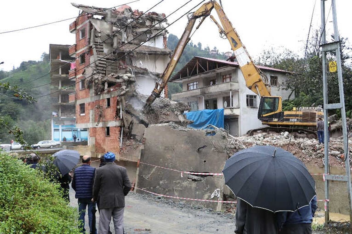 7 Katlı Binanın Yıkımı 3. Günde Devam Ediyor