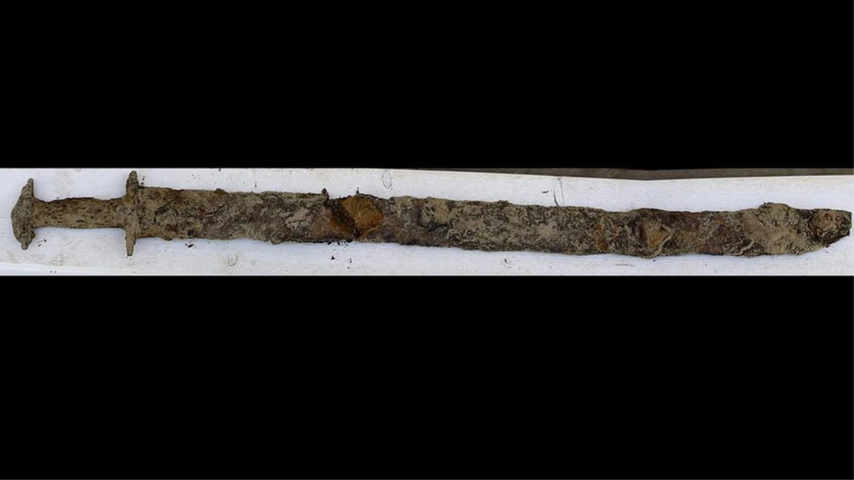 8 Yaşındaki Çocuk Gölde 1500 Yıllık Kılıç Buldu
