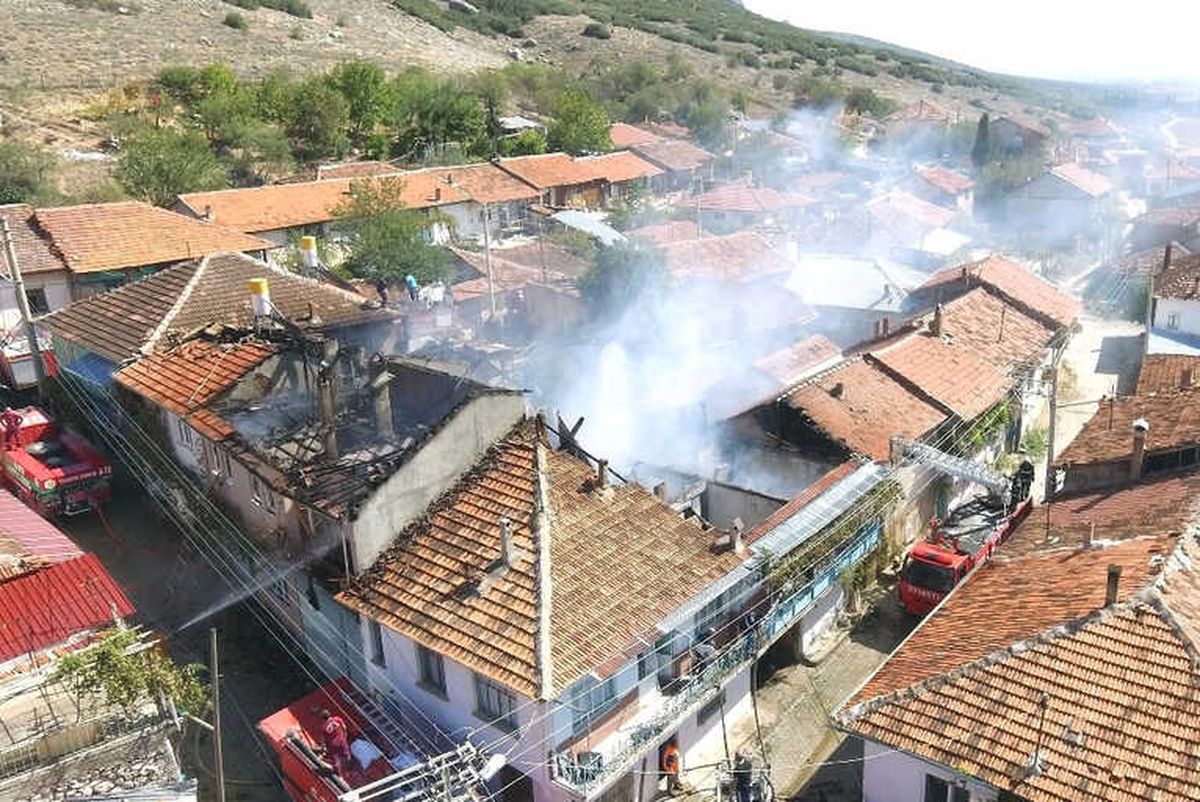 Afyonkarahisar\'da Ev Yangını Büyük Korkuya Sebep Oldu