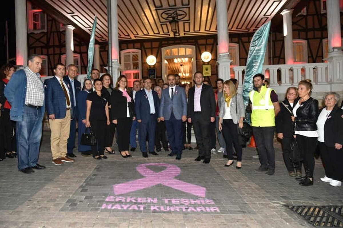 Aktaş Kanserle Mücadele İçin Kaldırıma "Pembe Kurdele" Çizdi