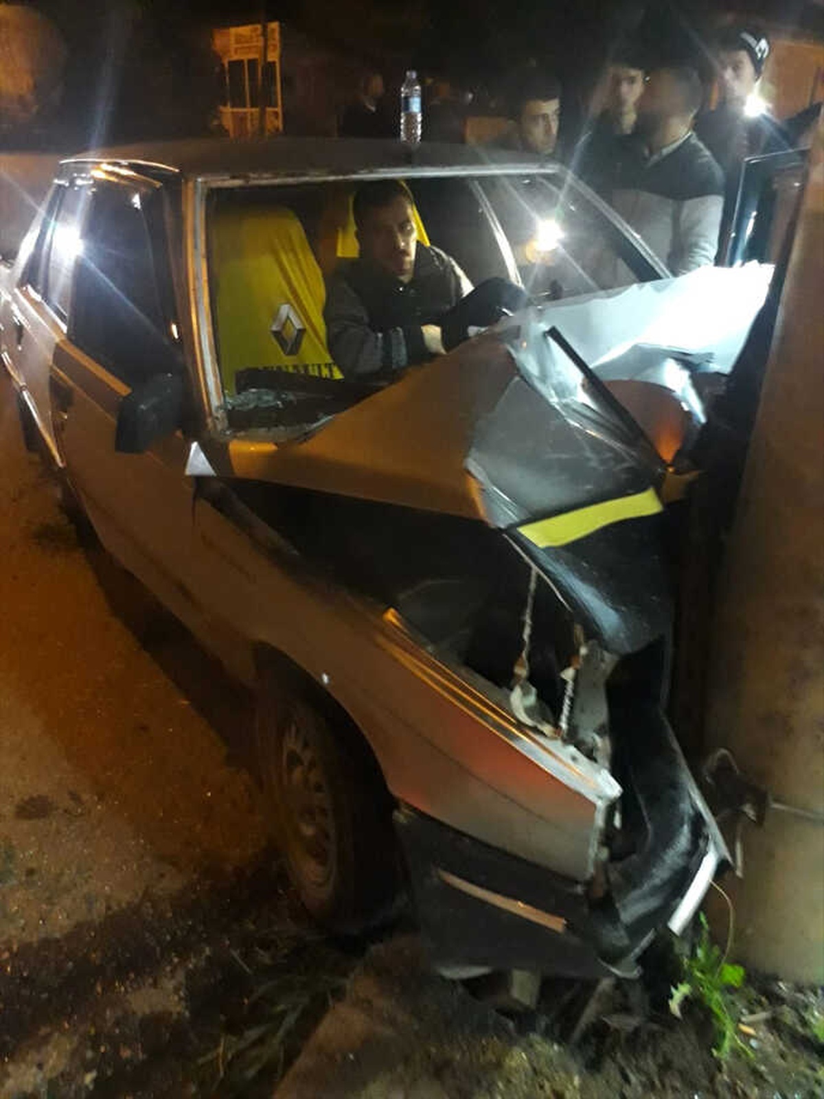 Akyazı\'da Otomobil Elektrik Direğine Çarptı: 1 Yaralı