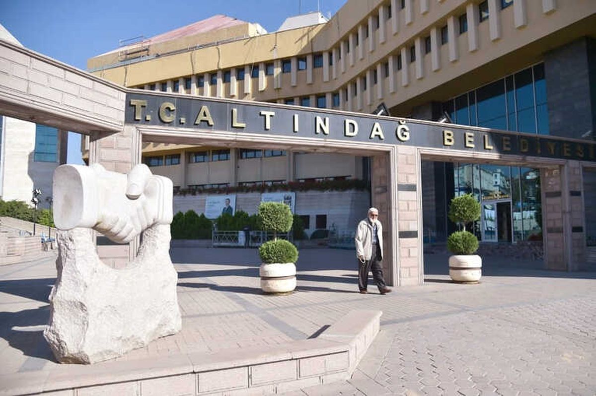 Altındağ Belediyesi Önüne Anlamlı Heykel