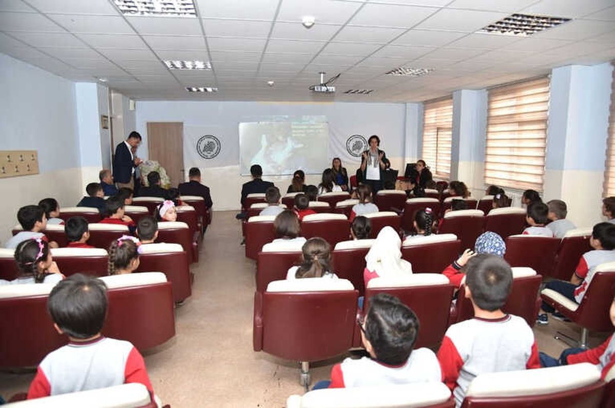 Altındağ\'da Öğrencilerin Hayvan Sevgisi