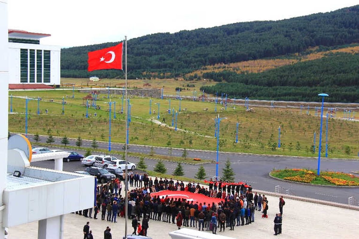 Ardahan\'da Öğrenciler Batman Şehitlerini Andı