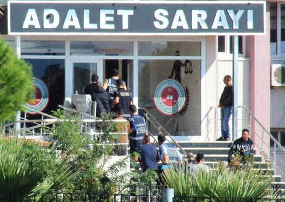 Ayvalık\'ta Uyuşturucu Satıcısı 4 Kişi Tutuklandı