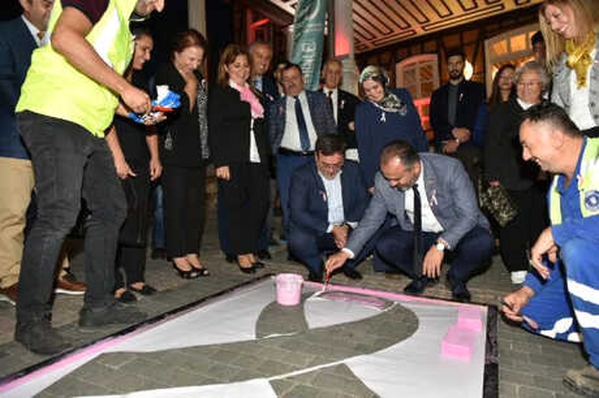 Başkan Aktaş, Meme Kanseri Farkındalık Etkinliğinde Logo Boyadı