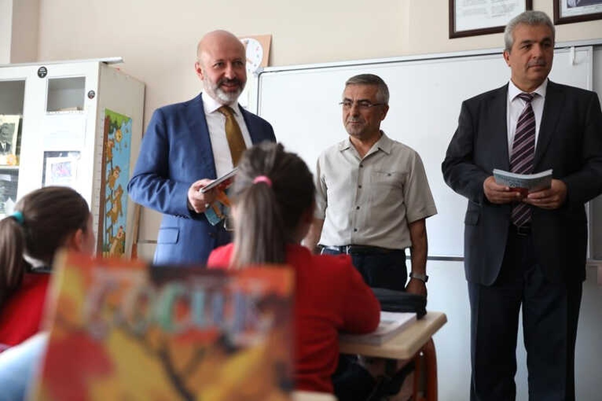 Başkan Çolakbayrakdar\'ın Okul Ziyaretleri Sürüyor