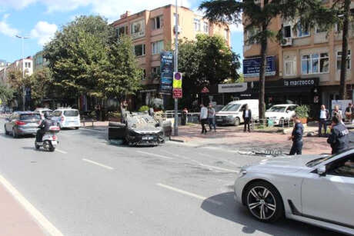 Beşiktaş\'ta Takla Atan Otomobil Trafiği Kilitledi