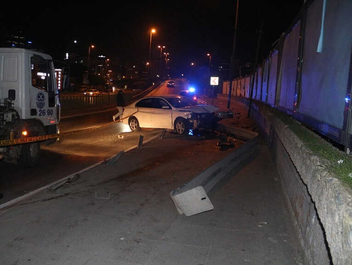 Beyoğlu\'nda Kaza Yapan Sürücü Aracını Bırakıp Kaçtı