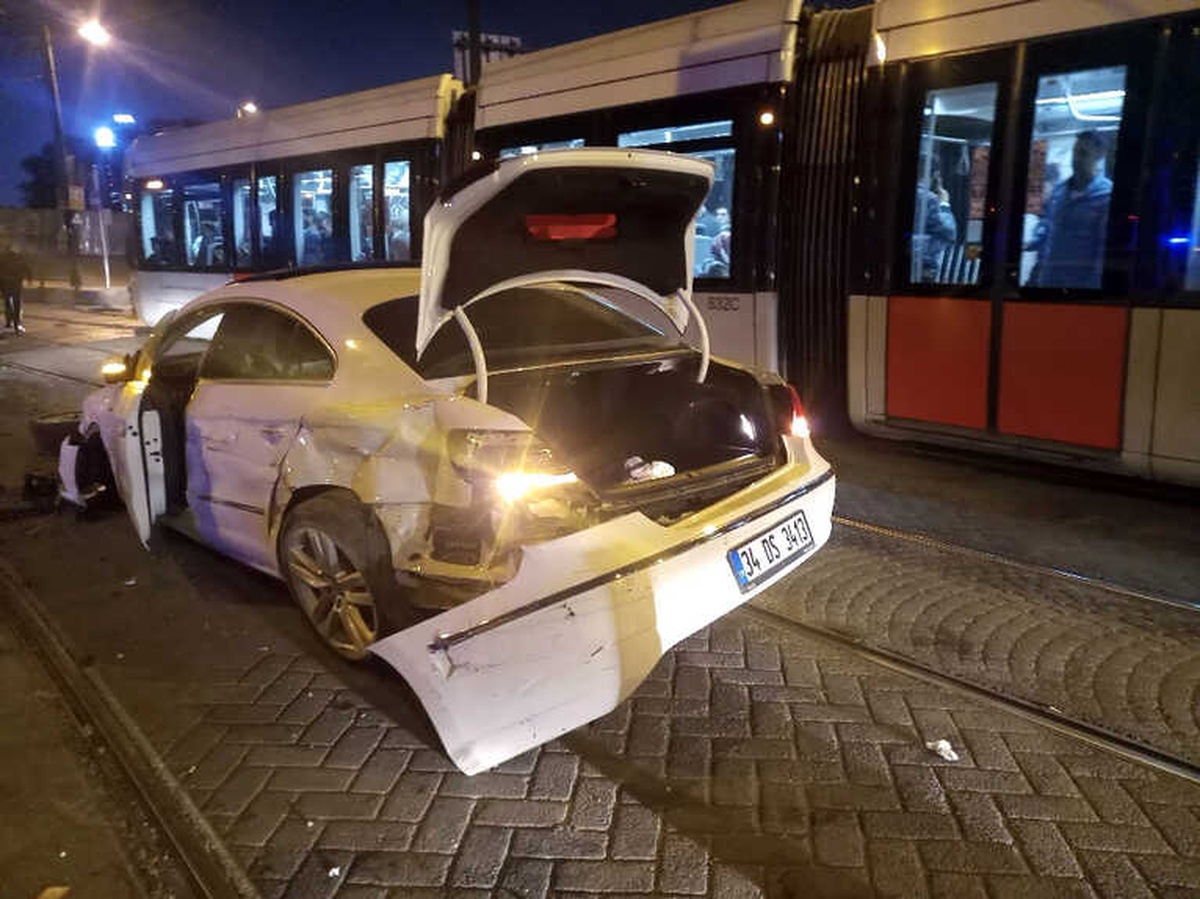 Cevizlibağ\'da Otomobil Tramvaya Çarptı: 2 Yaralı