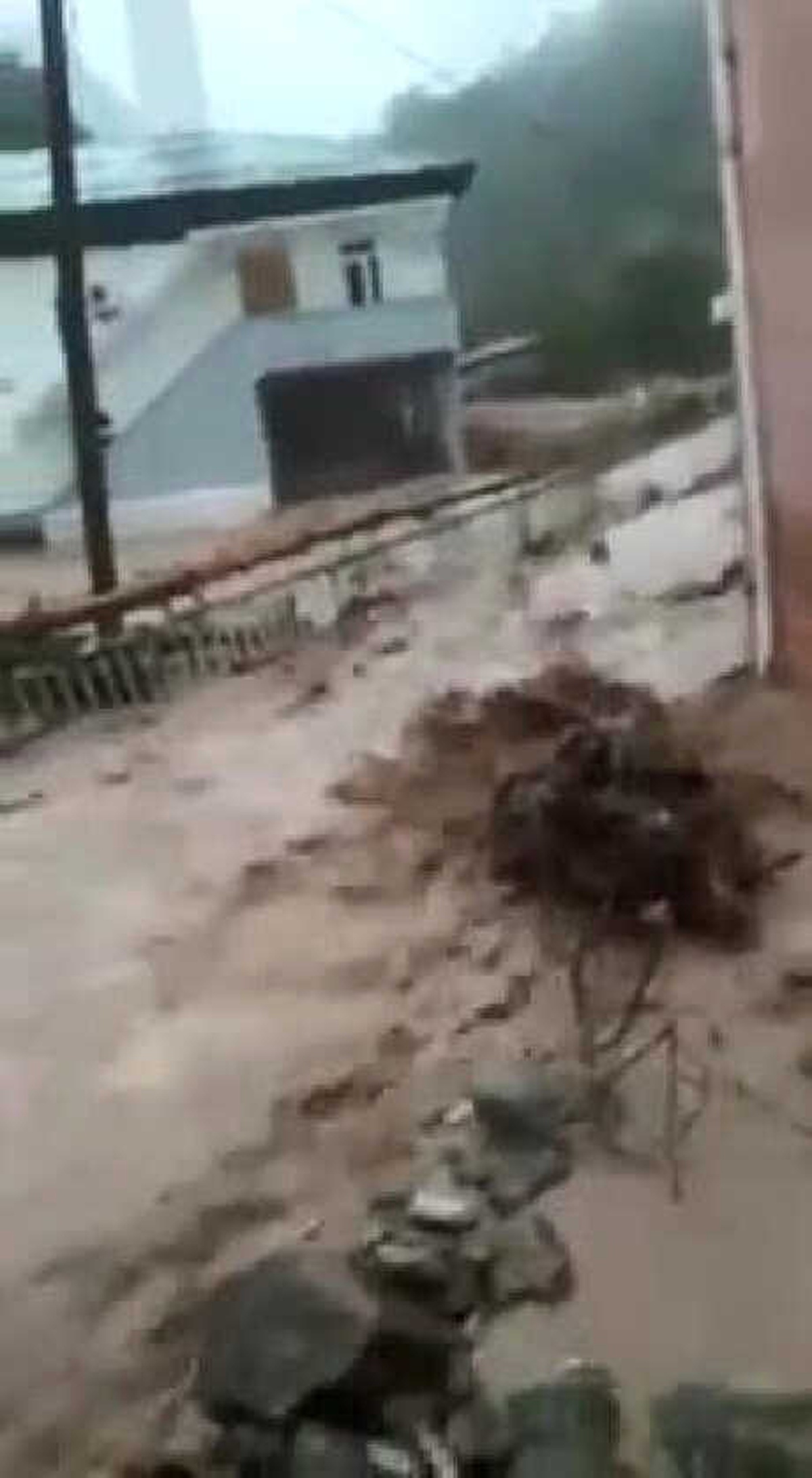 Doğu Karadeniz\'de Sağanak, Sel ve Heyelana Yol Açtı, Yollar Kapandı (2)