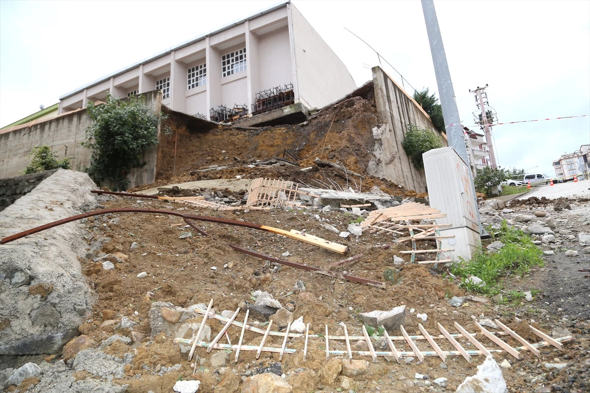 Güncelleme - Ordu\'daki Sağanakta Bir Okulun Bahçe Duvarı Yıkıldı