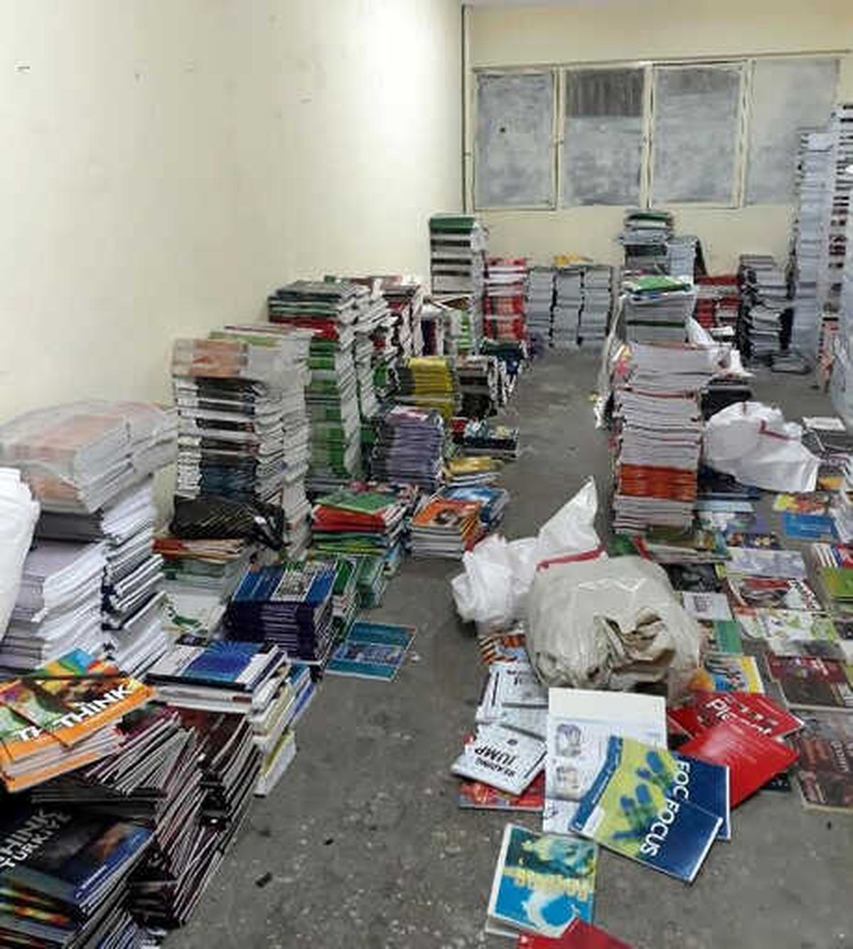 İzmir\'de Korsan Kitap Operasyonu