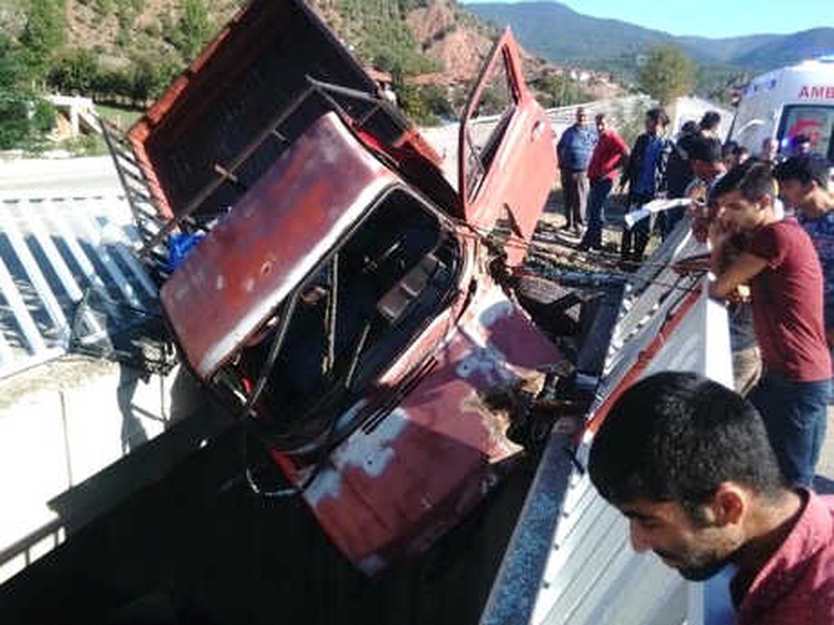 Kamyoneti Çaya Düşmemesi İçin Halatla Bağladılar