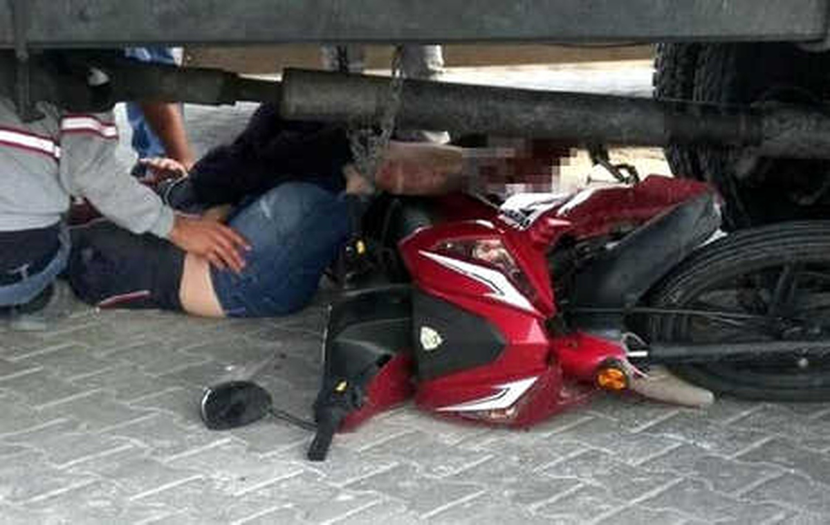 Kamyonun Altında Sürüklenen Motosikletli Yaralandı
